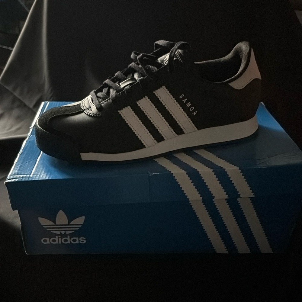 Women's AdidasSamoa J sneakers. Size 7 New with box.